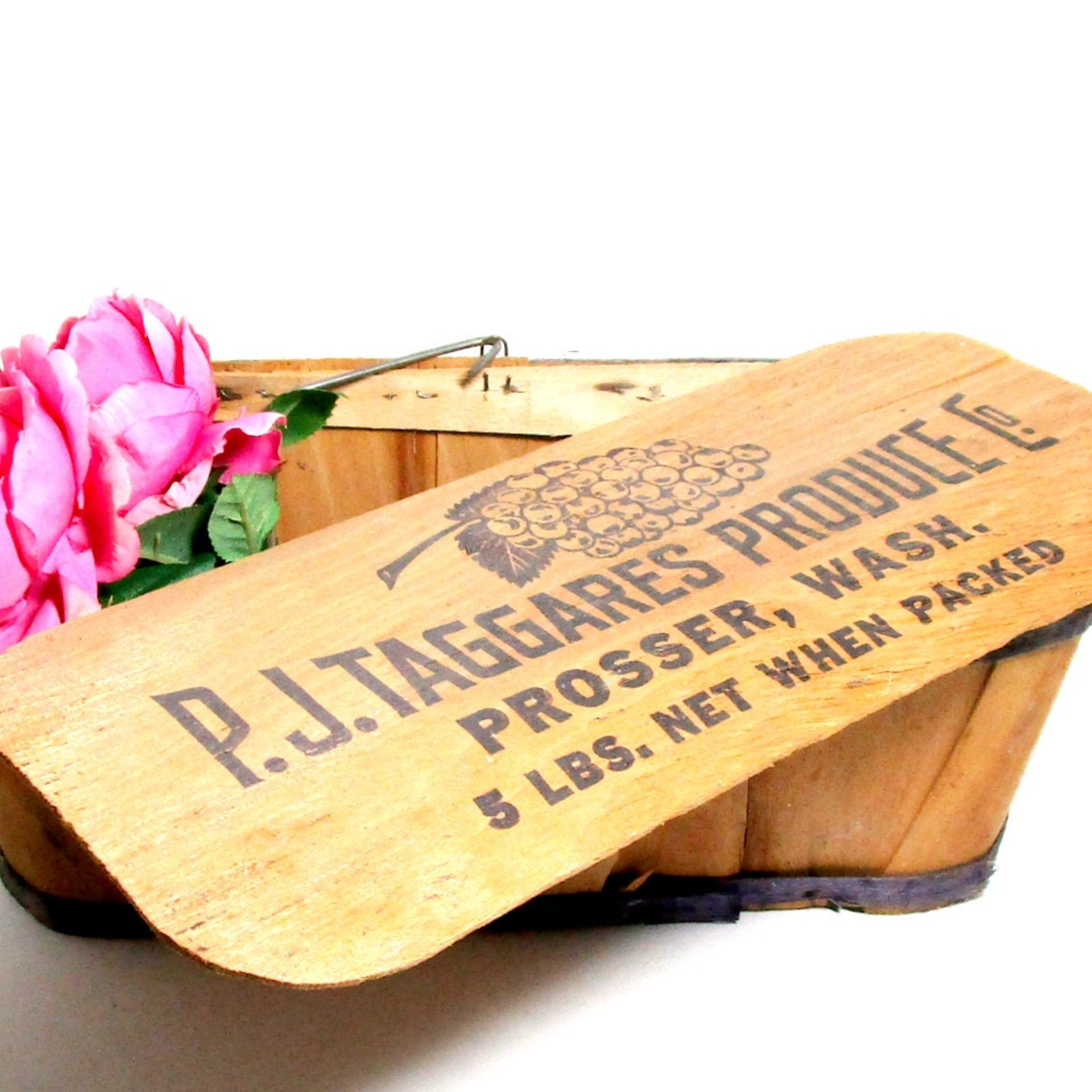 Fruit Vegetable Basket, Lidded Produce Carrier, Wire Handle, Taggares Produce, Prosser WA, Farm Basket. Farmhouse Decor, Farmers Market
